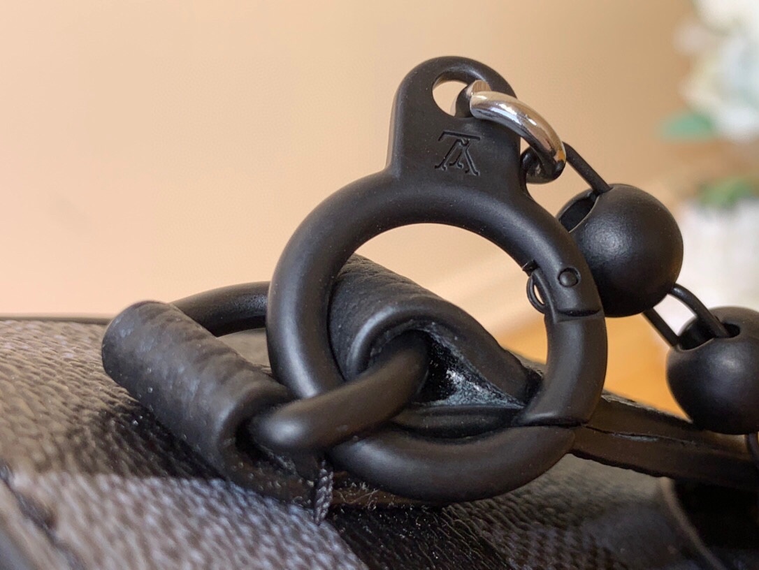 ルイ・ヴィトンコピー黒の市松模様の迷彩モザイク男性メッセンジャーバッグ M14923最高級