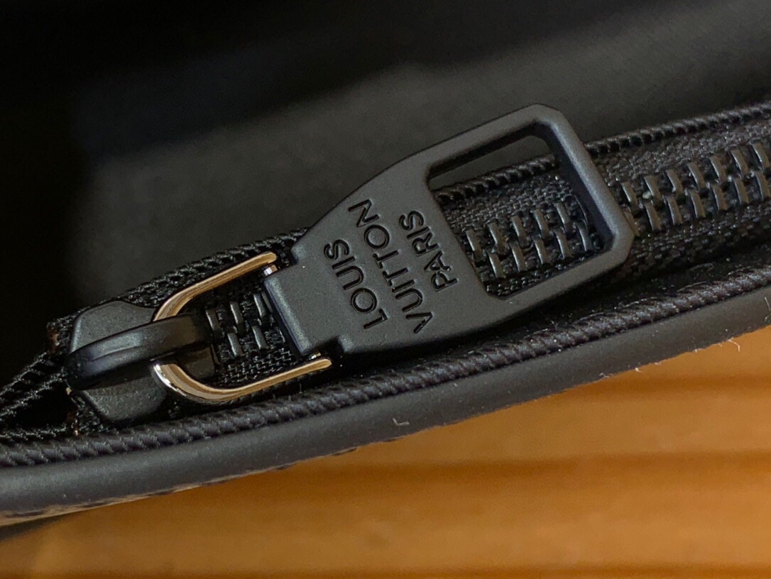 ルイ・ヴィトンコピー黒の市松模様の迷彩モザイク男性メッセンジャーバッグ M14923N級品