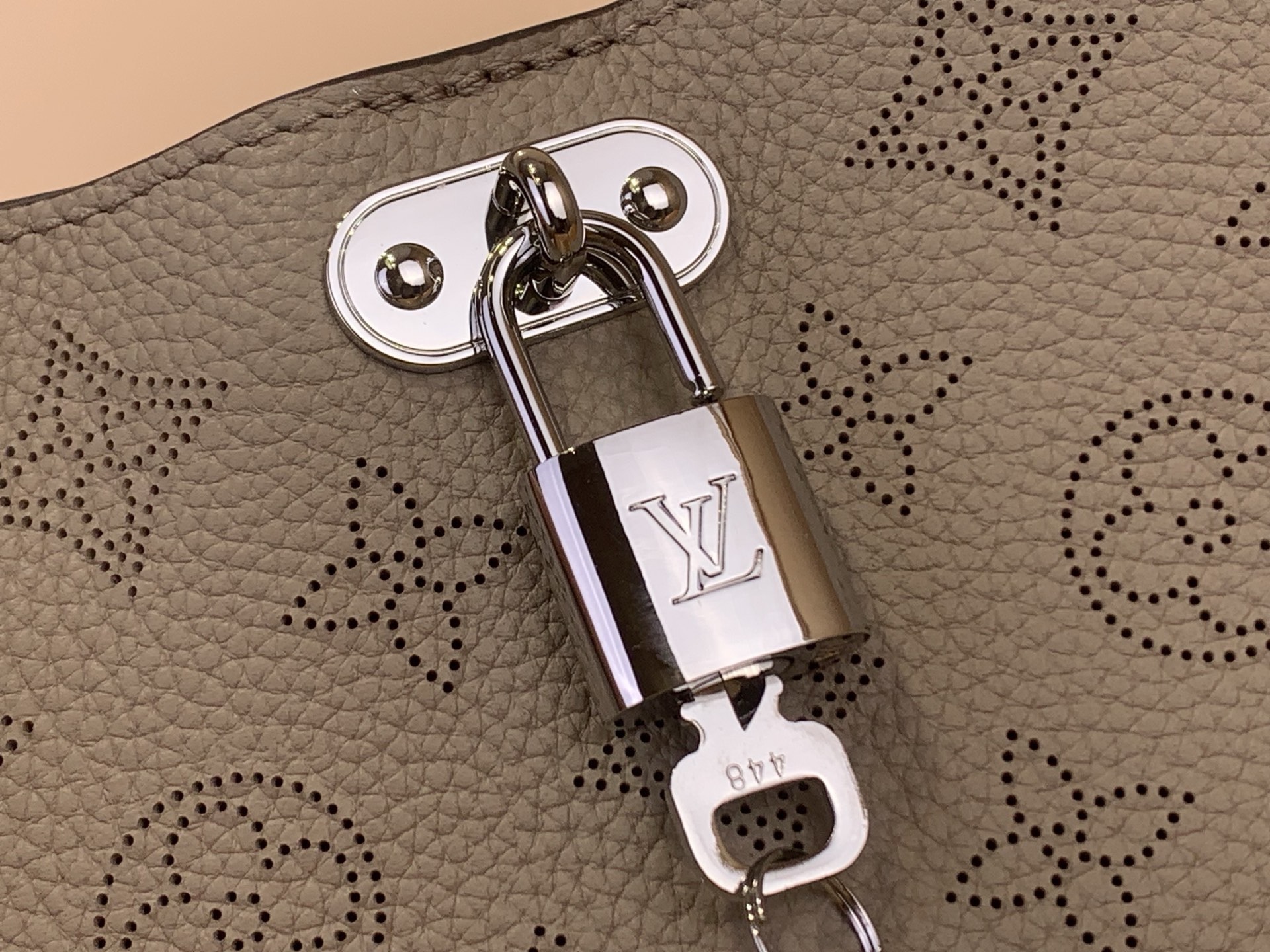 当店の人気新作スーパーコピールイ・ヴィトン モカベージュ パンチングレザーバッグ M27336人気
