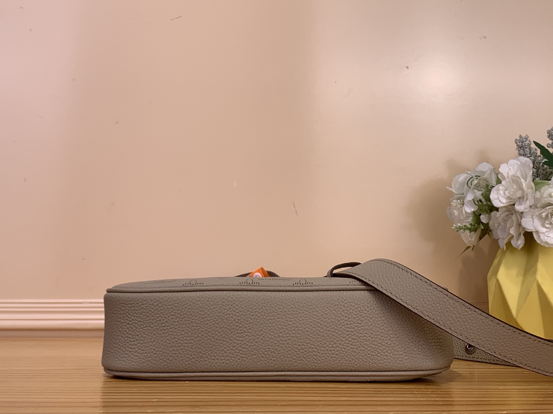 当店の人気新作スーパーコピールイ・ヴィトン モカベージュ パンチングレザーバッグ M27336N級品