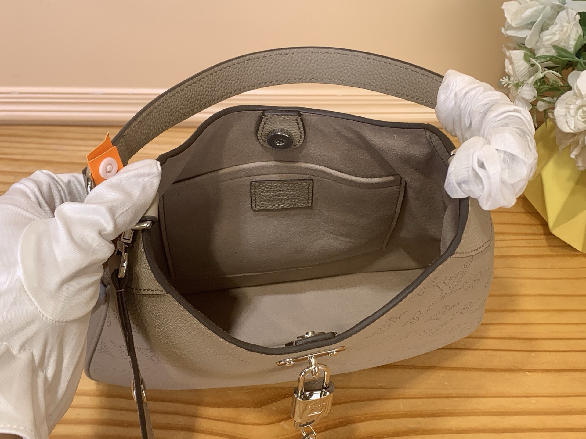 当店の人気新作スーパーコピールイ・ヴィトン モカベージュ パンチングレザーバッグ M27336代引きを販売