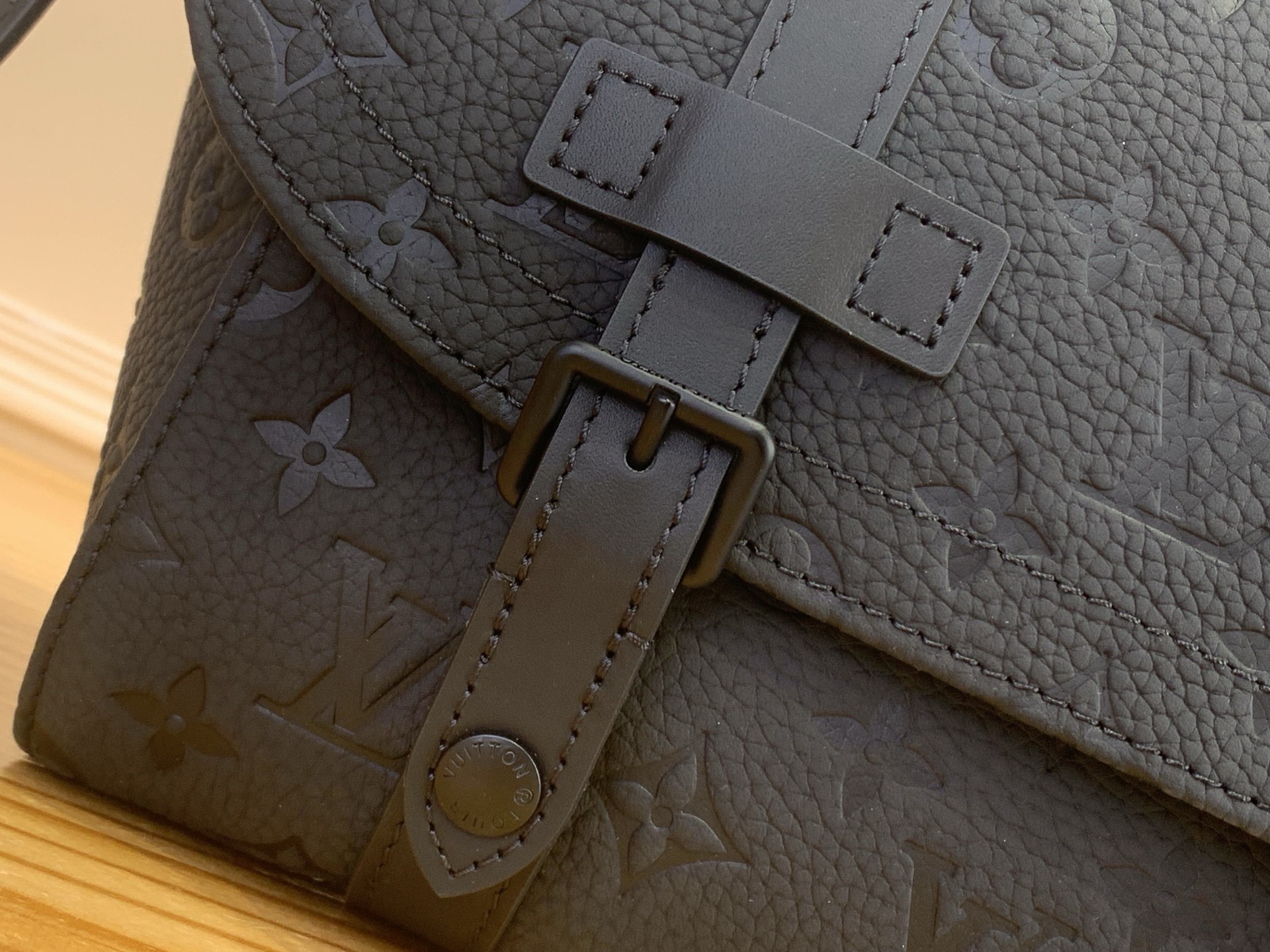 ブランド高品質のルイ・ヴィトン クリストファー ブラック エンボス メッセンジャーバッグ M28324高い品質