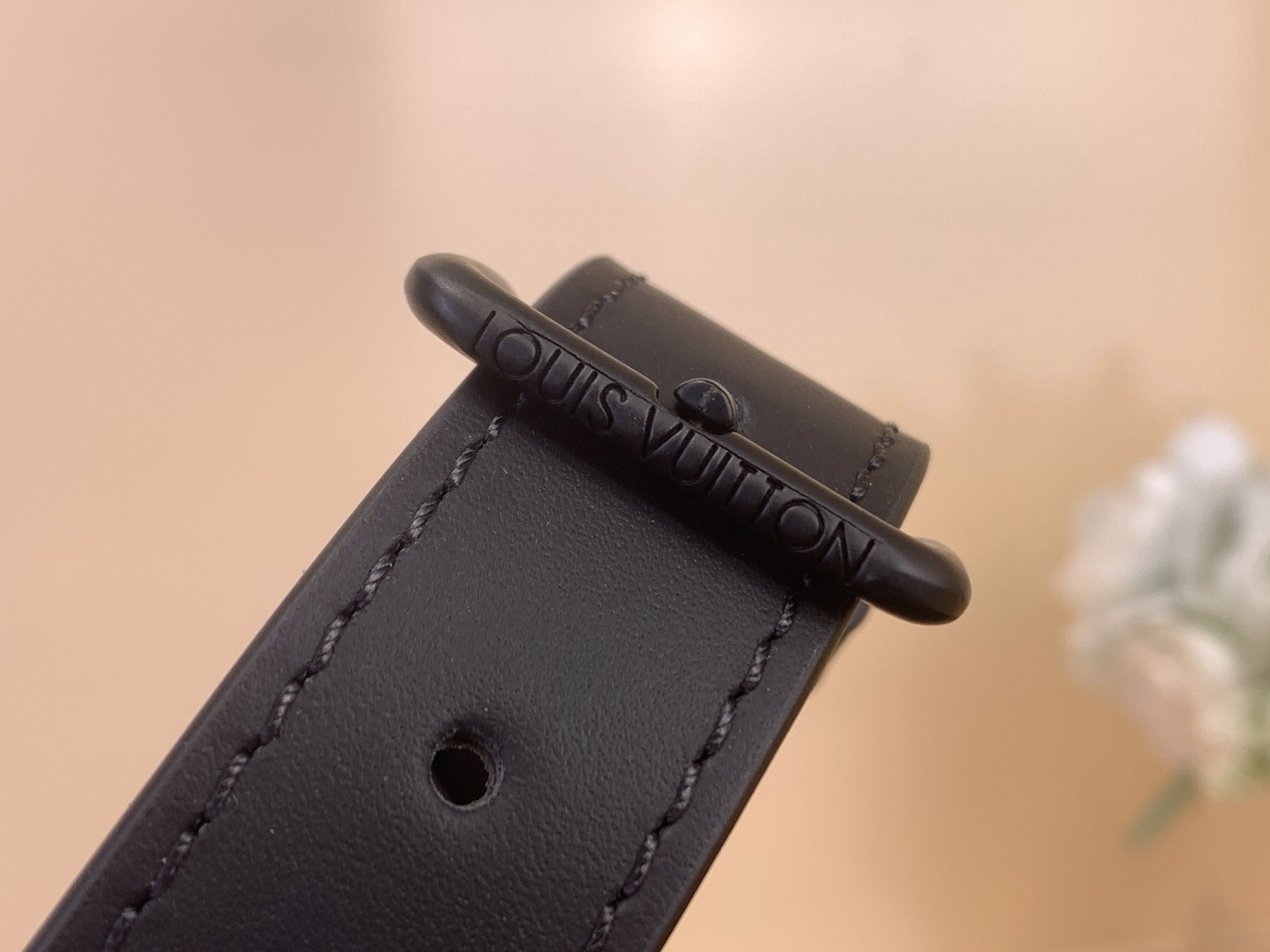 ブランド高品質のルイ・ヴィトン クリストファー ブラック エンボス メッセンジャーバッグ M28324人気