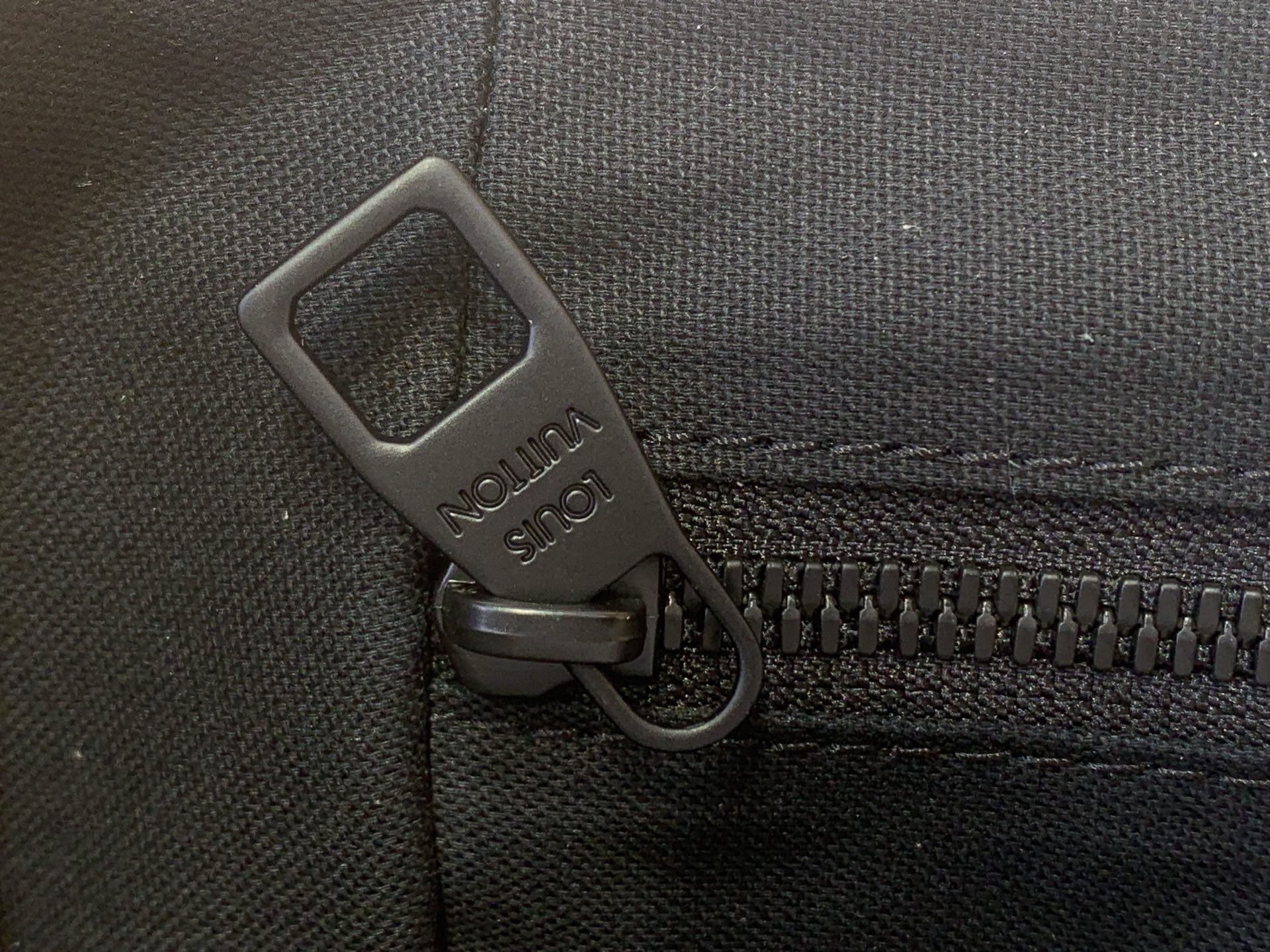 ブランド高品質のルイ・ヴィトン クリストファー ブラック エンボス メッセンジャーバッグ M28324N級品