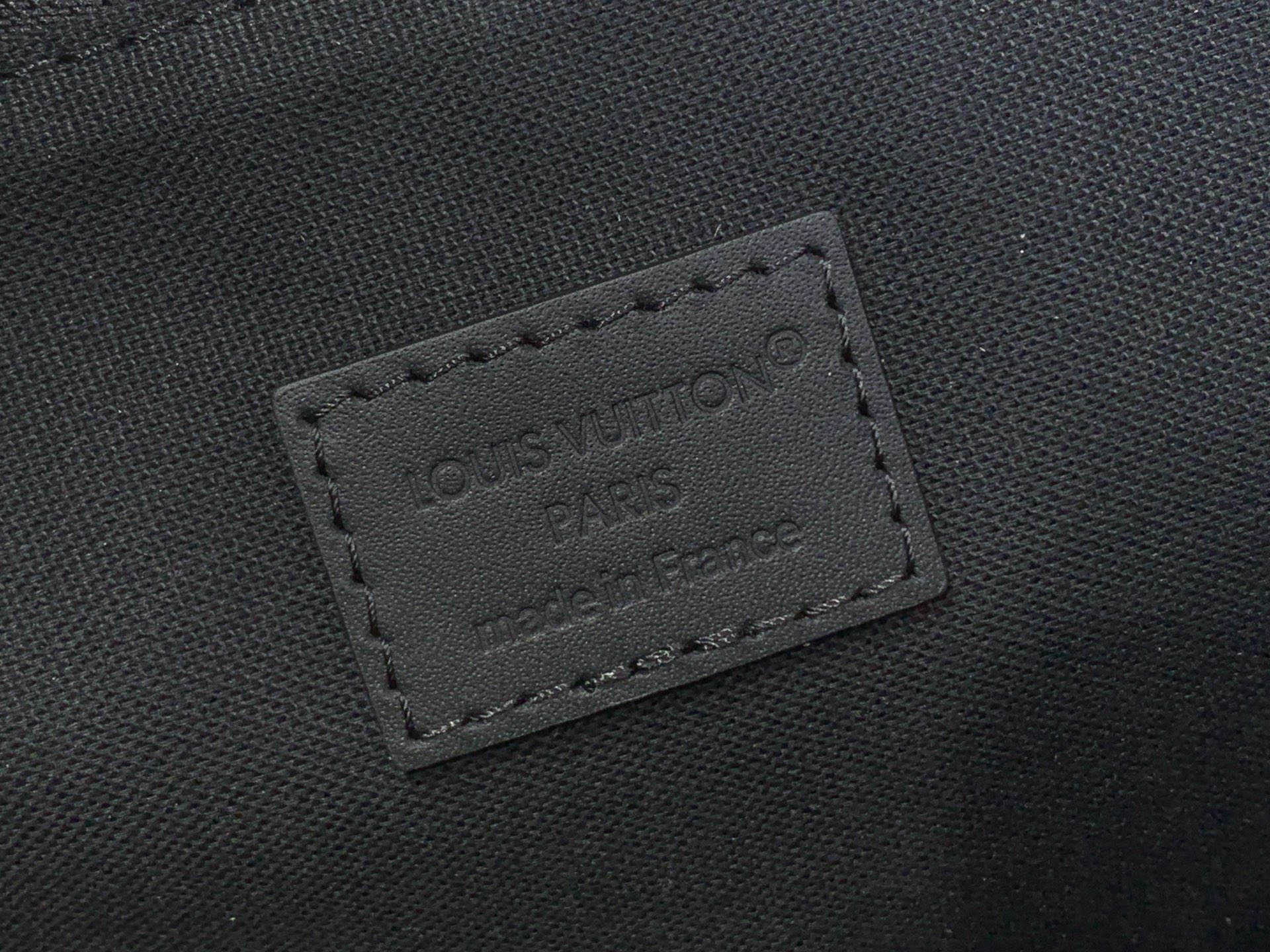 ブランド高品質のルイ・ヴィトン クリストファー ブラック エンボス メッセンジャーバッグ M28324代引きを販売