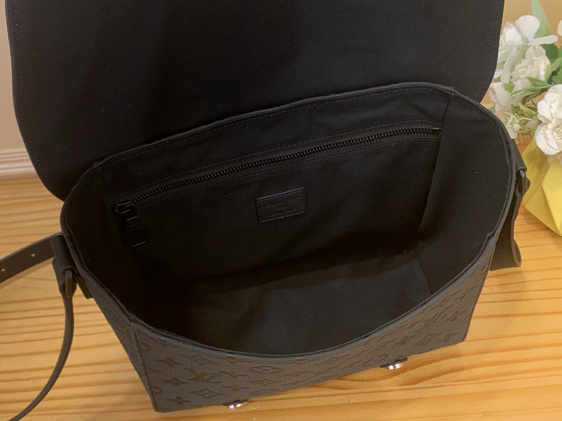 ブランド高品質のルイ・ヴィトン クリストファー ブラック エンボス メッセンジャーバッグ M28324品質保証