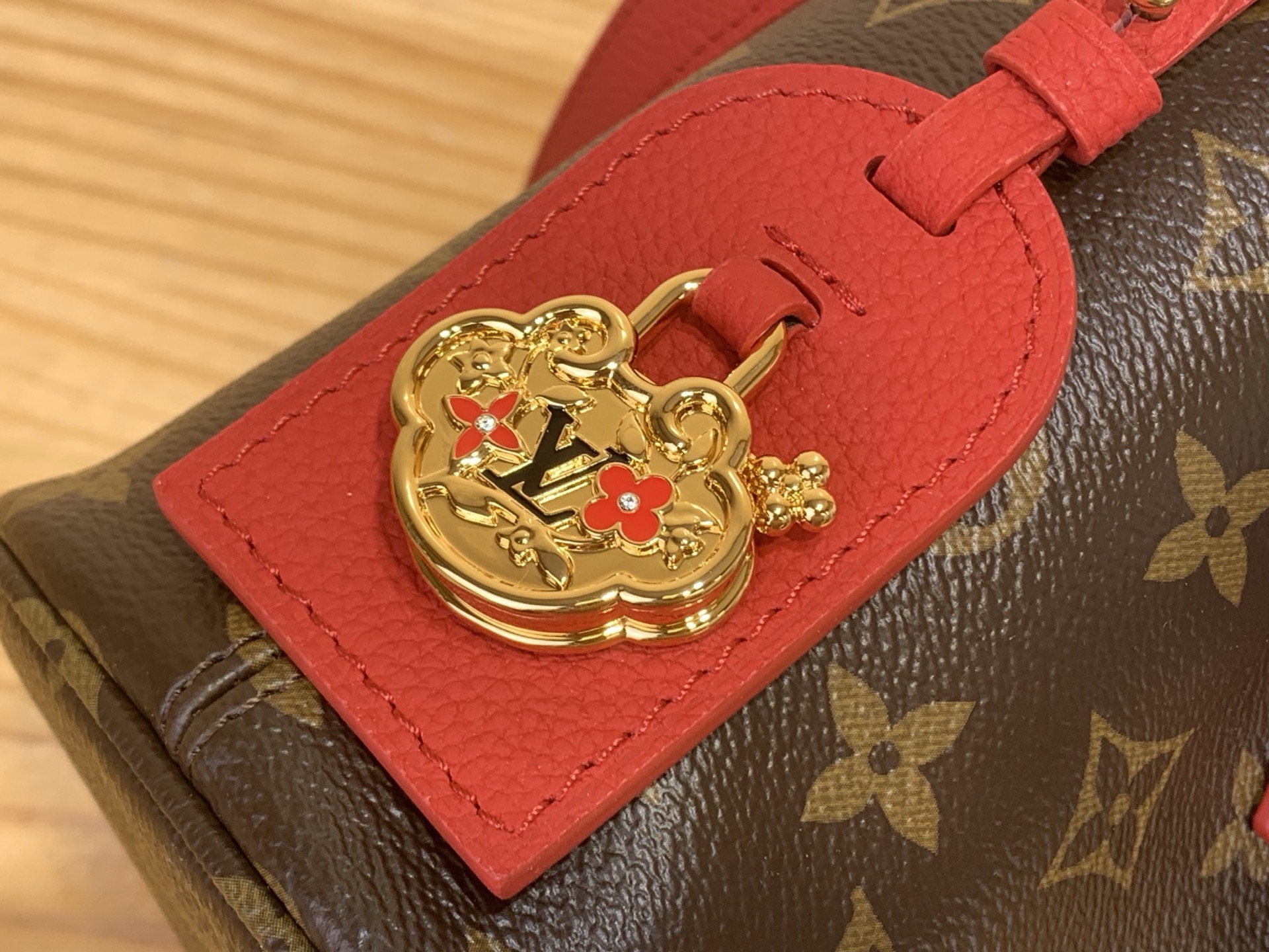 認知度で有名ルイ・ヴィトンハンドバッグコピーシリーズ偽物モノグラム/レッド m28318-2毎日の通勤高い品質