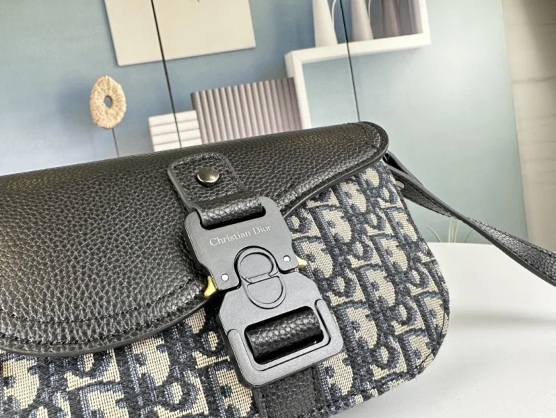ディオール偽物 ニュー サドル クラッチ レザー レザー ストラップ付き2ADCA435YKS_H27E