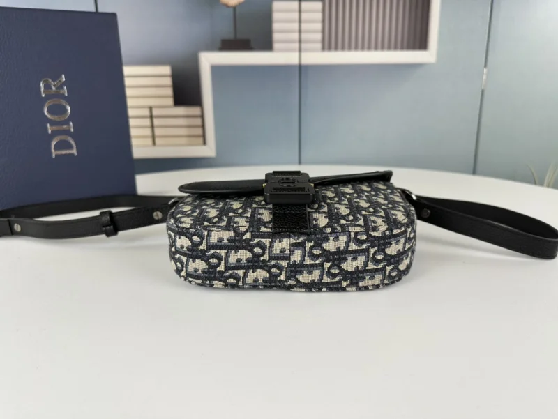 ディオール偽物 ニュー サドル クラッチ レザー レザー ストラップ付き2ADCA435YKS_H27E