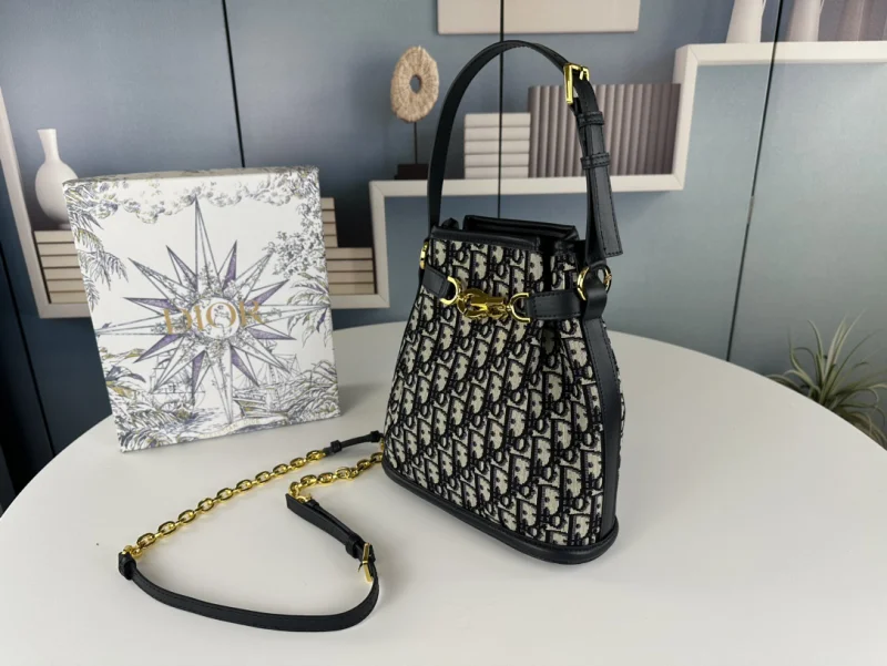 Dior スーパーコピーバケットバッグ ラウンドバージョンの実物ショットD6613