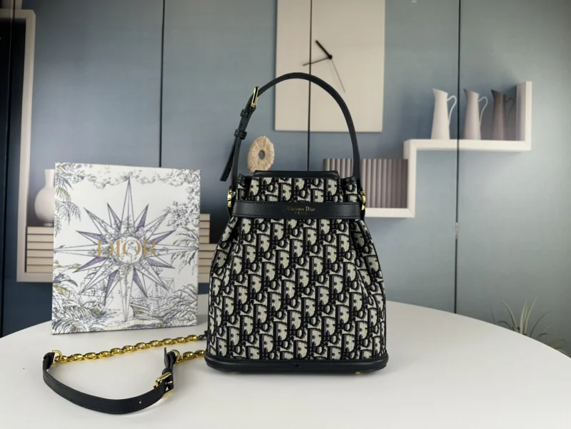 Dior スーパーコピーバケットバッグ ラウンドバージョンの実物ショットD6613