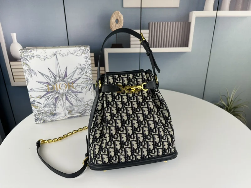 Dior スーパーコピーバケットバッグ ラウンドバージョンの実物ショットD6613