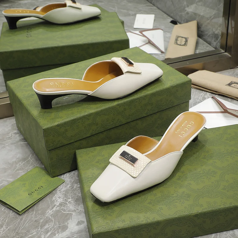 ブランドコピーGucciの新しい偽物白いレトロスタイルのサンダルとスリッパGU1280003