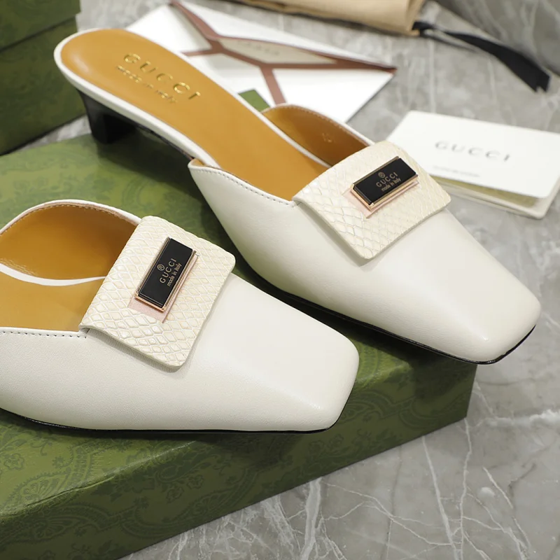 ブランドコピーGucciの新しい偽物白いレトロスタイルのサンダルとスリッパGU1280003