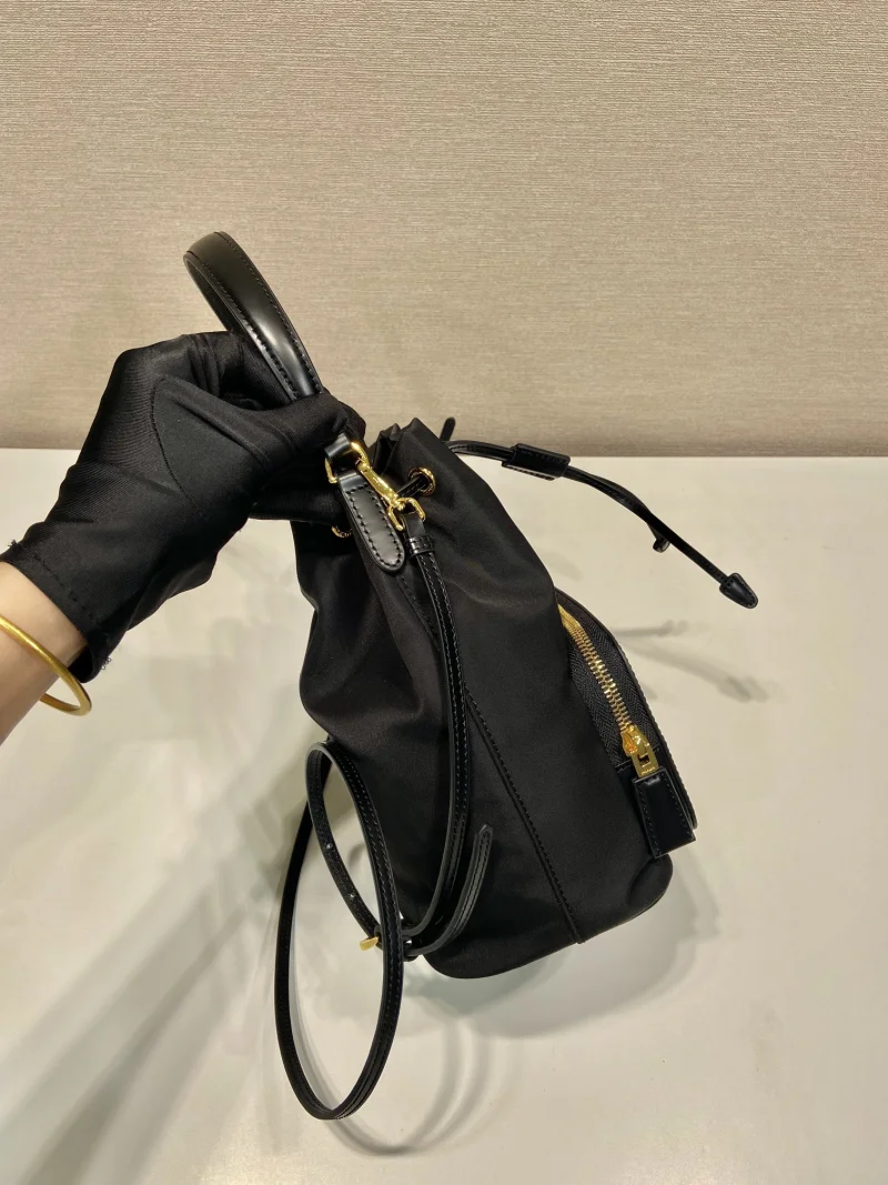 ピカピカの新しいプラダスーパーコピー偽物のバケツ 1BH038
