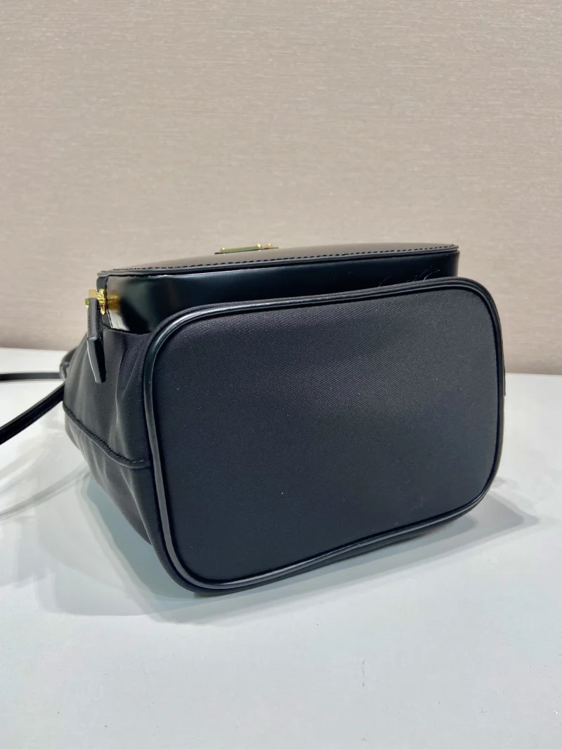 ピカピカの新しいプラダスーパーコピー偽物のバケツ 1BH038
