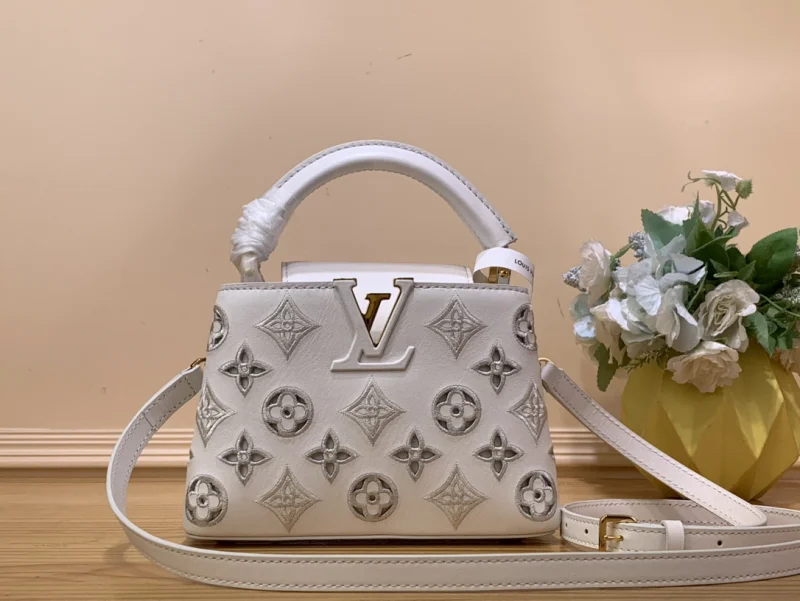 新品 ルイ・ヴィトンコピー カプシーヌ ミニ バッグ偽物 刺繍 ホワイト M22863