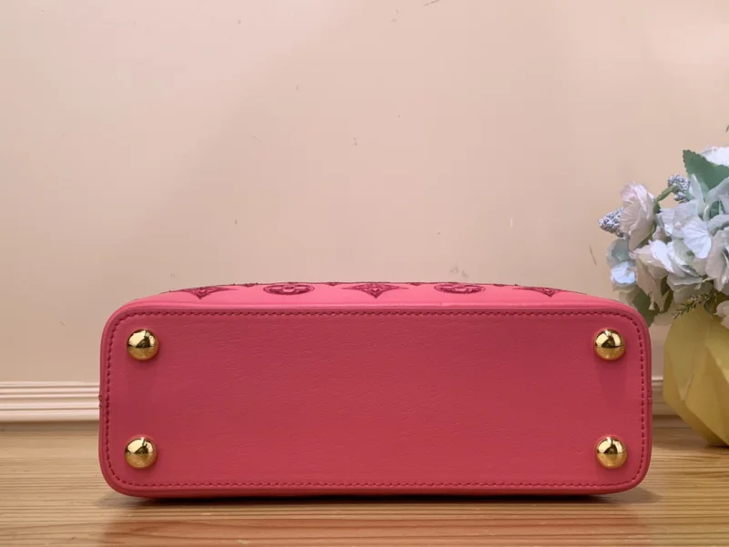 2023ルイ・ヴィトンスーパーコピー カプシーヌ bb ハンドバッグ ローズレッド 刺繍 M22922
