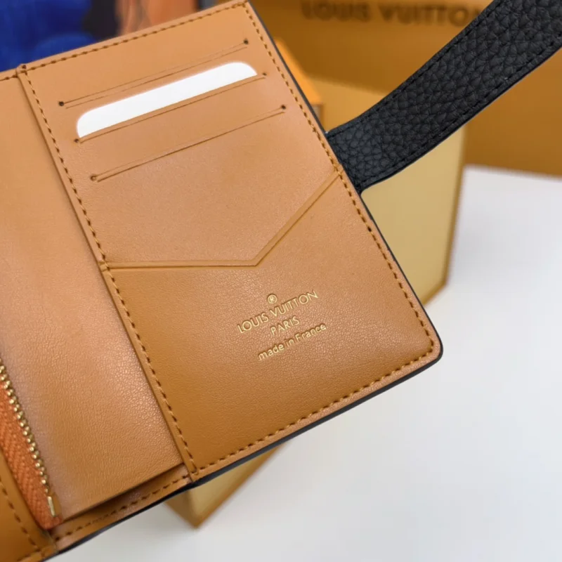ルイ・ヴィトンスーパーコピー新品偽物 ヴェルティカル ショートウォレット ブラック M81561