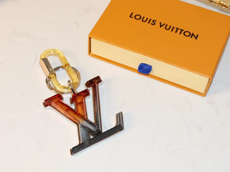 新品 ルイ・ヴィトンスーパーコピー アクリル Lv PRISM キーホルダー MP67777