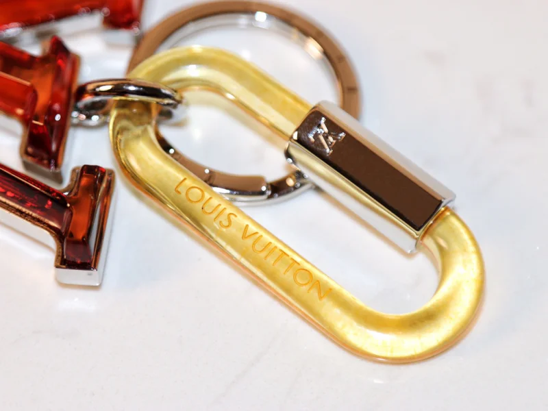 新品 ルイ・ヴィトンスーパーコピー アクリル Lv PRISM キーホルダー MP67777