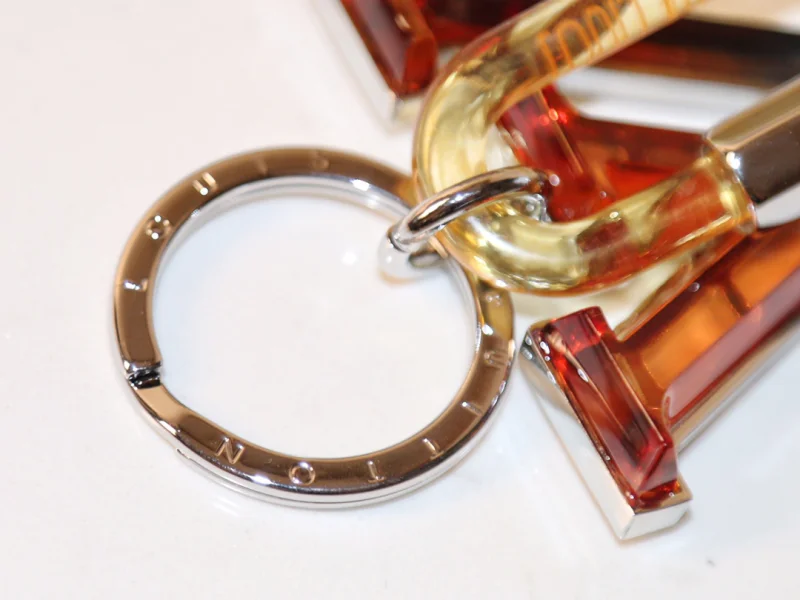 新品 ルイ・ヴィトンスーパーコピー アクリル Lv PRISM キーホルダー MP67777
