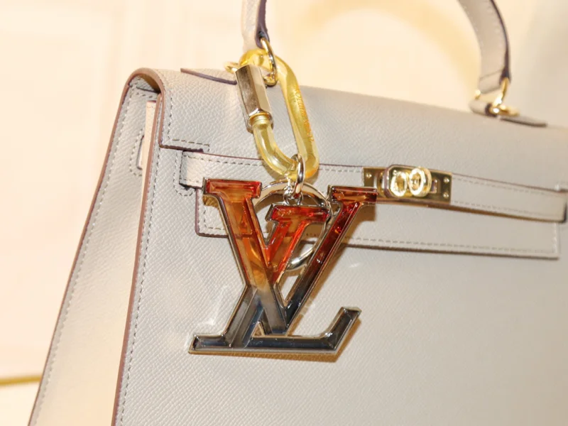 新品 ルイ・ヴィトンスーパーコピー アクリル Lv PRISM キーホルダー MP67777