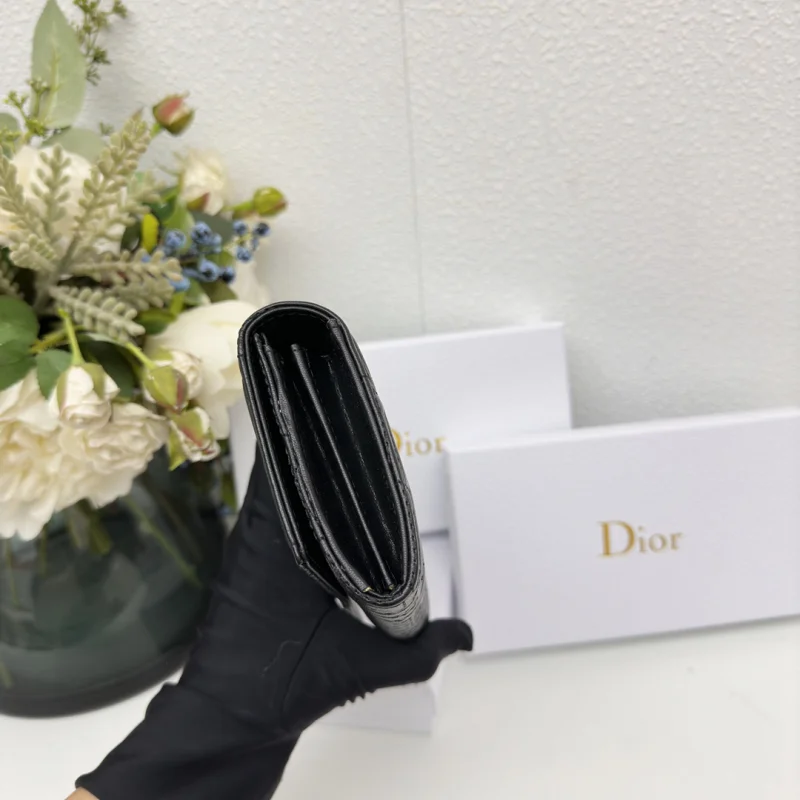 ディオール激安の定番二つ折り長財布 143487