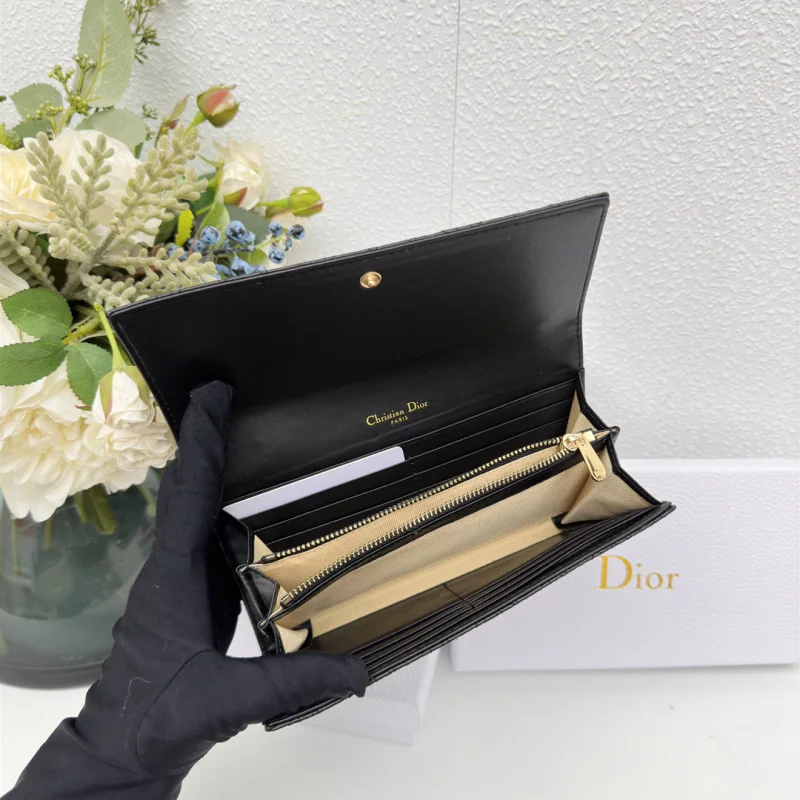 ディオール激安の定番二つ折り長財布 143487