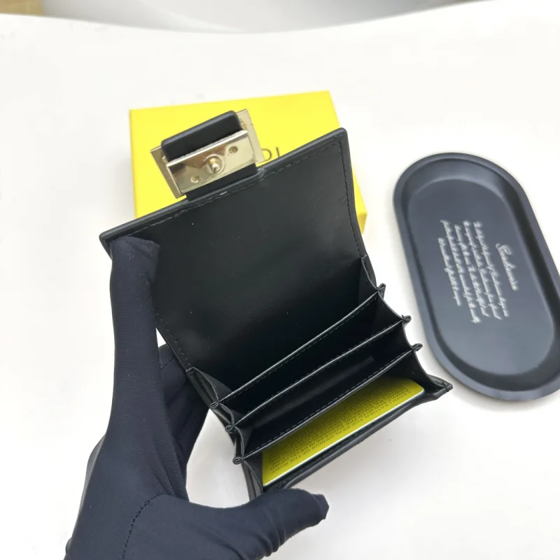 ブランドフェンディの黒と茶色偽物財布スーパーコピー 143669