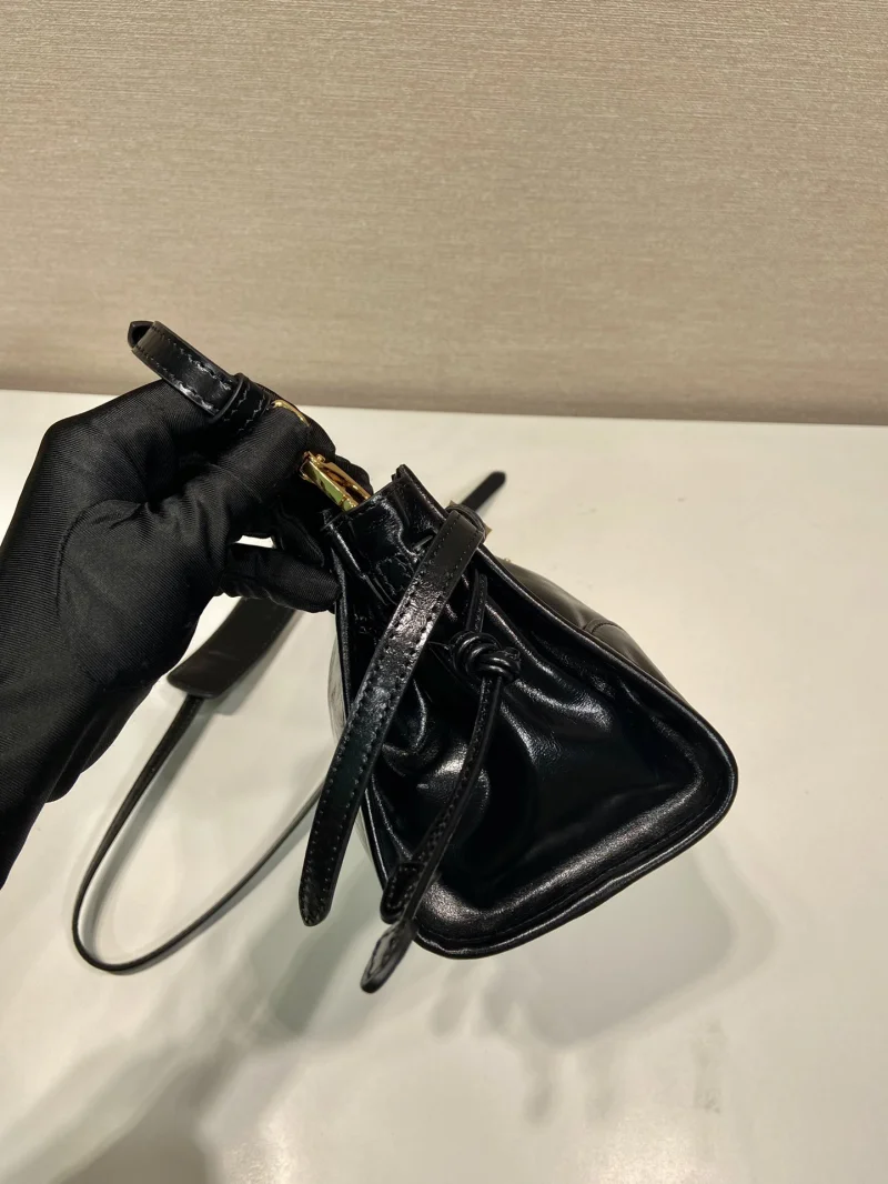 大人気のブランドプラダ オイルドレザー クロスボディバッグ 1BA215