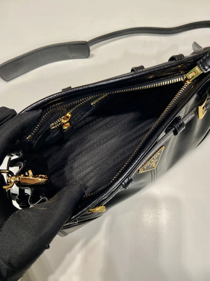 大人気のブランドプラダ オイルドレザー クロスボディバッグ 1BA215