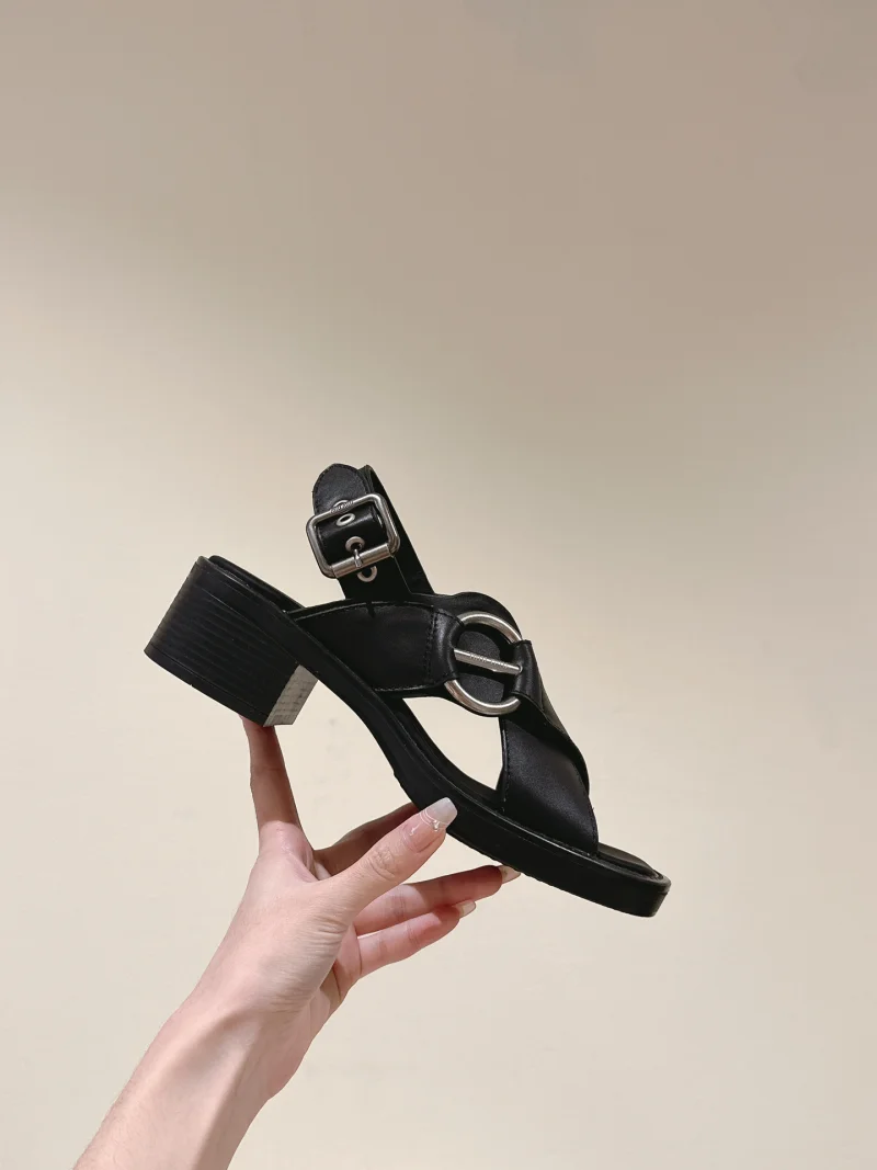 ミュウミュウ シンプル風モーターサイクル 太ヒール ラウンドトゥ スーパーコピーサンダル 223340