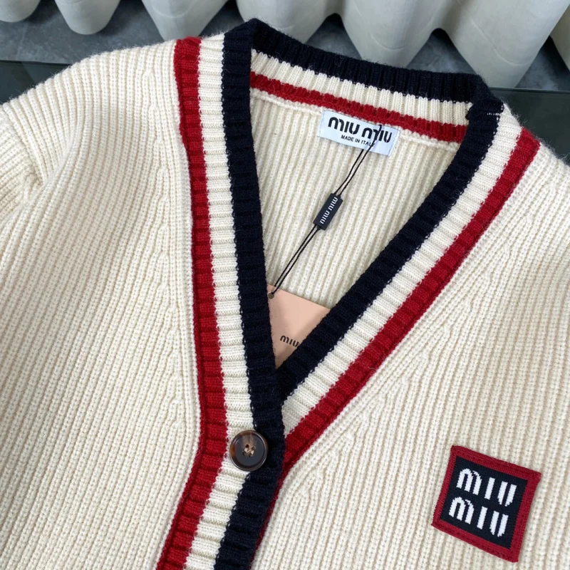 ミュウミュウ人気ブランド服コピーストライプ ベージュ V ネック カーディガン セーター 323655