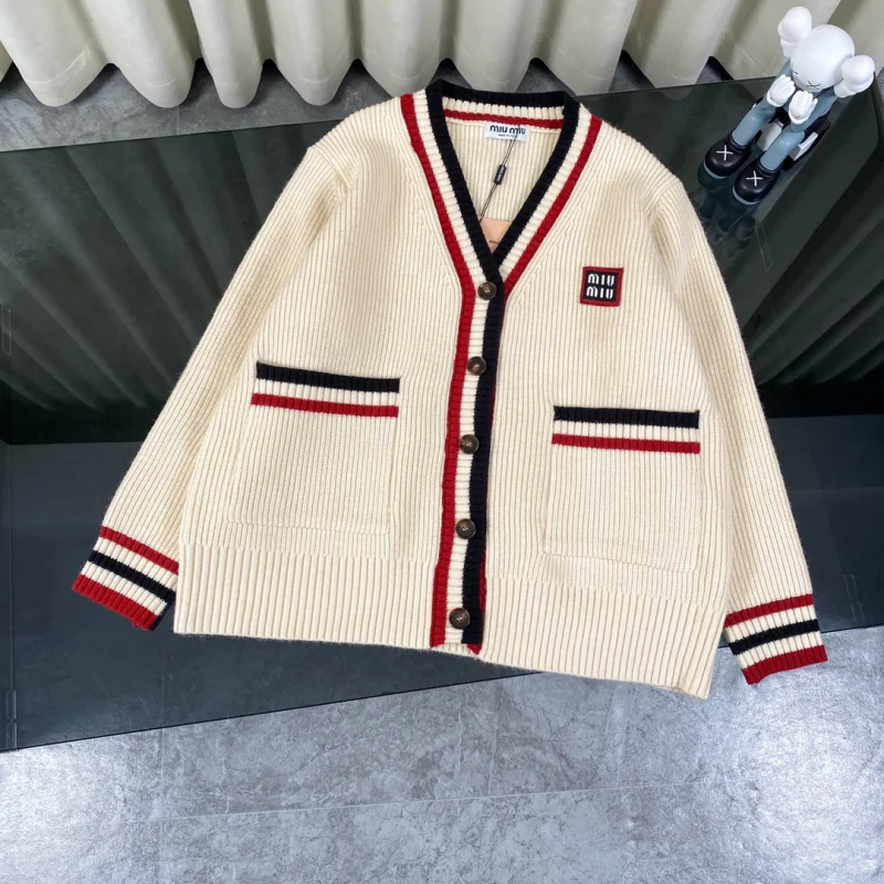 ミュウミュウ人気ブランド服コピーストライプ ベージュ V ネック カーディガン セーター 323655