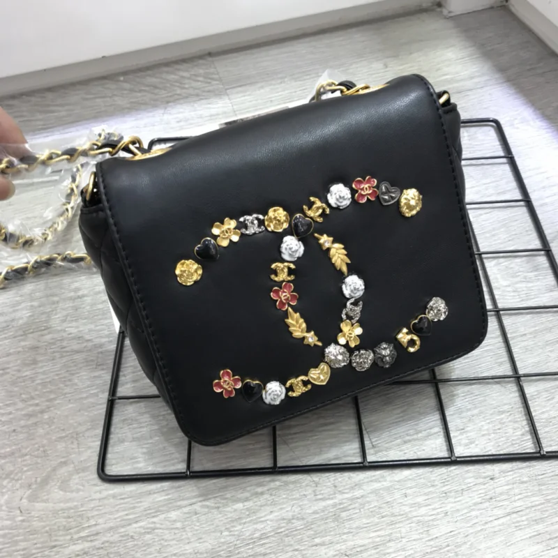 シャネル大人気のブランドダブル C バッジ スモール スクエアバッグ 5887-1