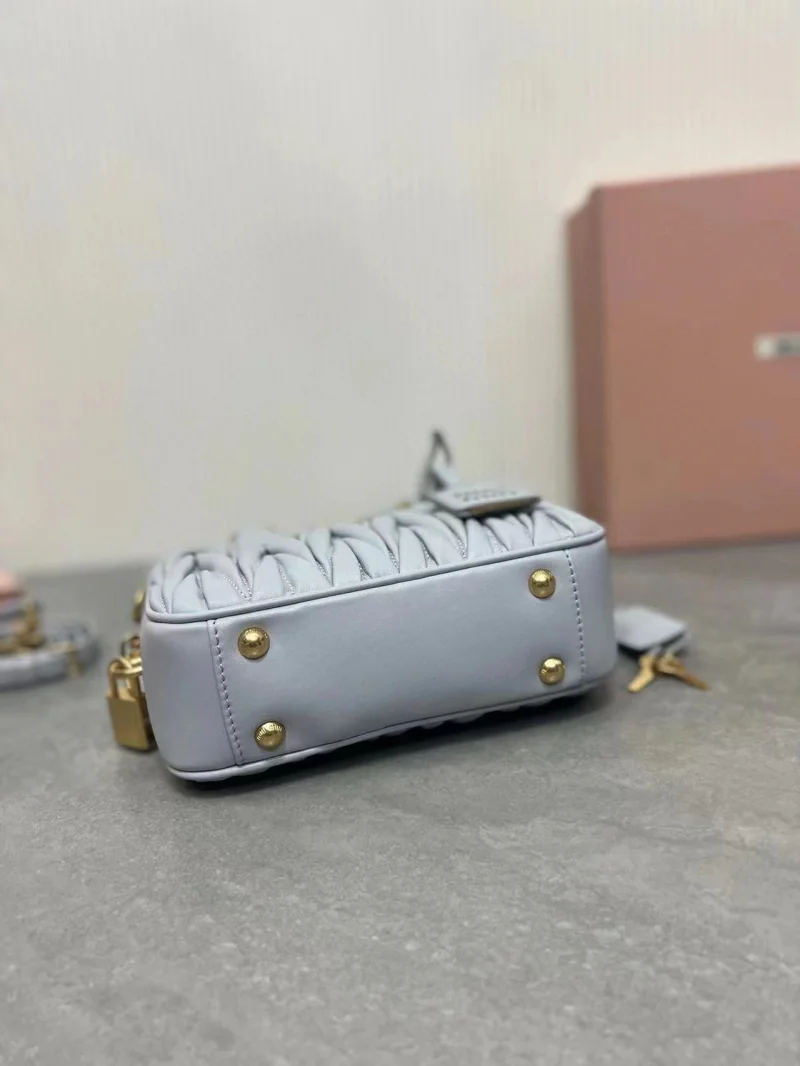 大人気のミュウミュウ新作ボウリングスーパーコピーバッグ 5BB142