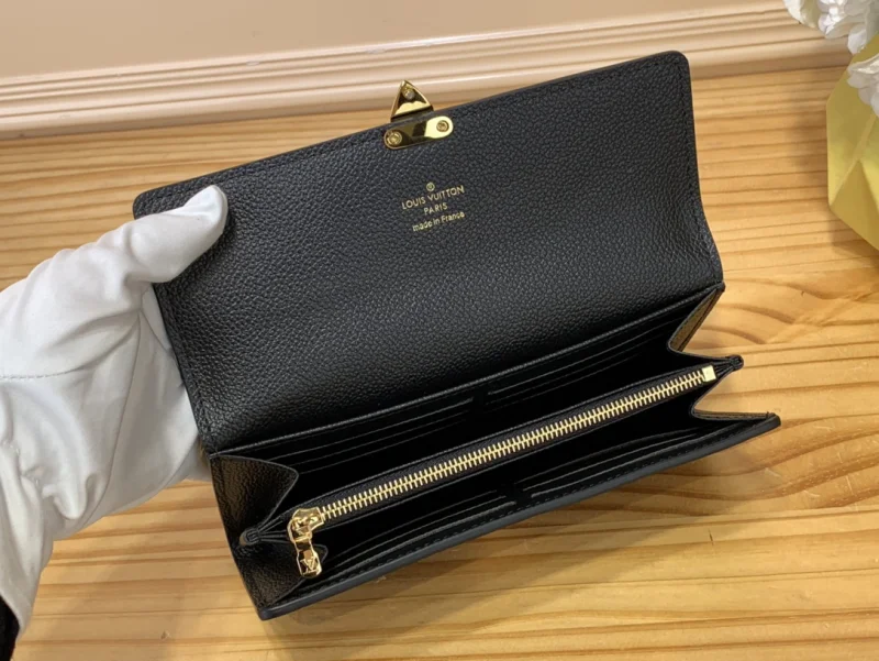 高品質ルイ・ヴィトン サラ・メティス ブラック エンボス財布 m82638
