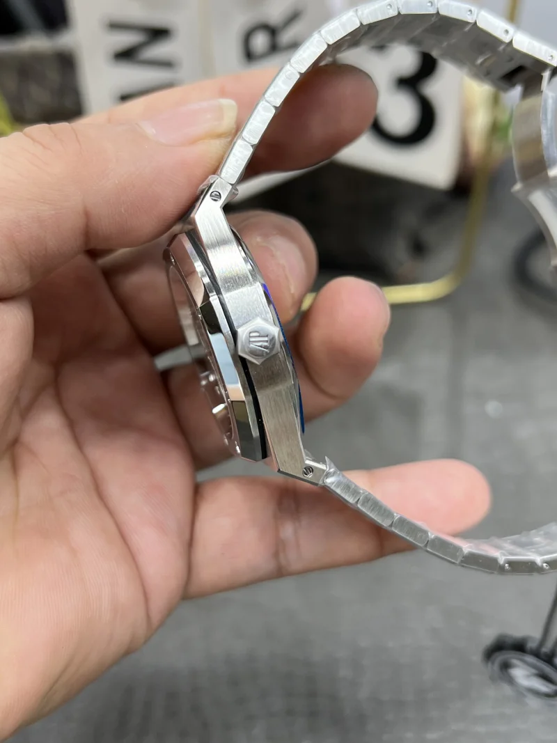 世界では激安オーデマピゲスーパーコピー時計ロイヤルオーク15400シリーズ 174991