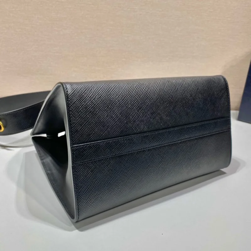 最新の海外ブランドプラダバッグトートバッグコピーの売れ筋黒新色 1BA156