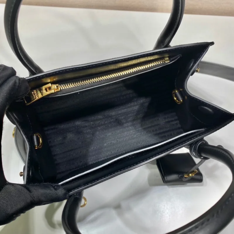 最新の海外ブランドプラダバッグトートバッグコピーの売れ筋黒新色 1BA156