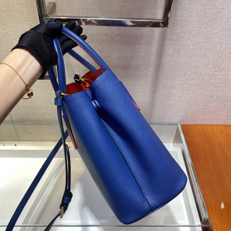 プラダバッグトートバッグコピー新作激安の新色がブルー入荷しました 1BG7756