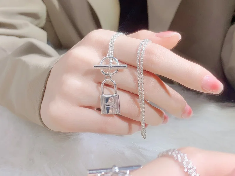 高品質の私お気に入りエルメスコピーシルバーロックネックレス 371200