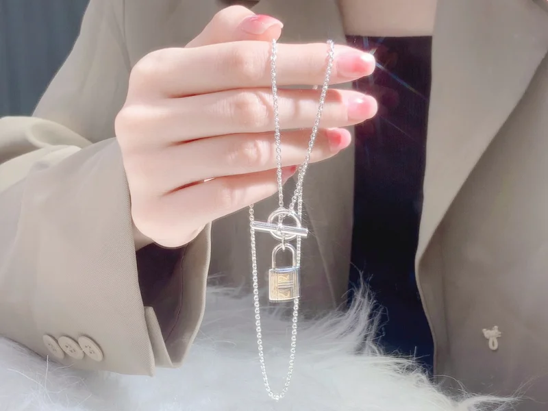 高品質の私お気に入りエルメスコピーシルバーロックネックレス 371200