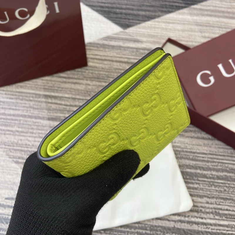 2025新作ブランドコピー品グッチネオングリーン エンボス加工 二つ折り財布 835001