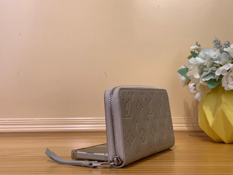 高品質のルイヴィトンスーパーコピー財布フルレザーエンボス加工 シングルジップライトグレー M13825