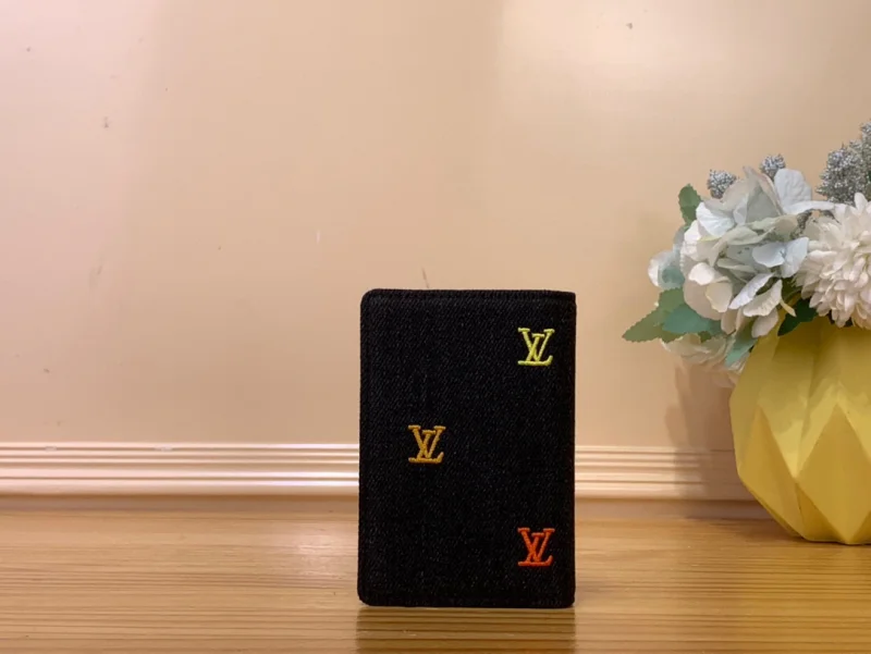 2025ルイヴィトン新作入荷コピーブラック刺繍入りカードホルダーポケット財布 M13965