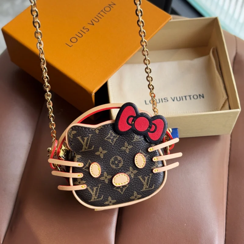 2025新款ルイヴィトン可愛いハローキティミニバッグ ハンギングクロスボディバッグ lv57773