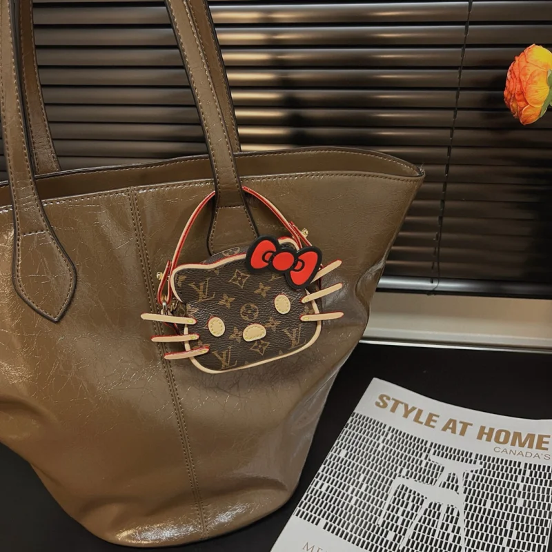 2025新款ルイヴィトン可愛いハローキティミニバッグ ハンギングクロスボディバッグ lv57773