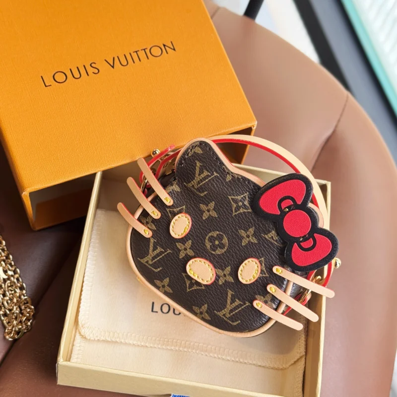 2025新款ルイヴィトン可愛いハローキティミニバッグ ハンギングクロスボディバッグ lv57773